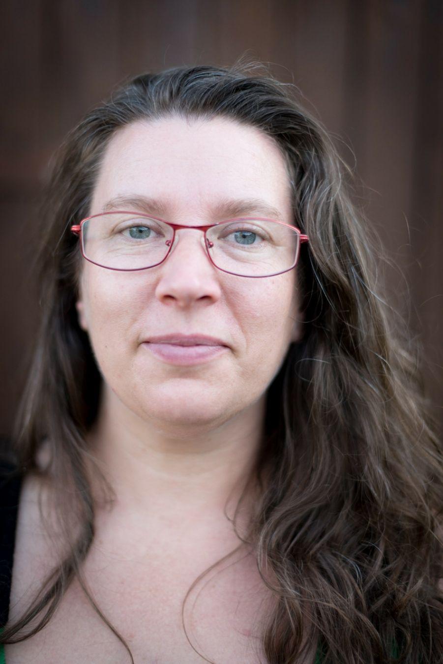 portrait de femme aux cheveux longs et yeux bleus